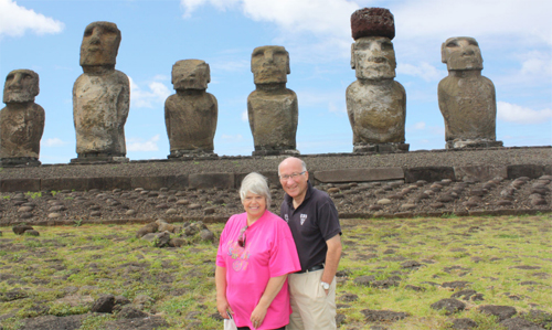 Jenny and Murdoch Shirrefs in front of the Easter island statues